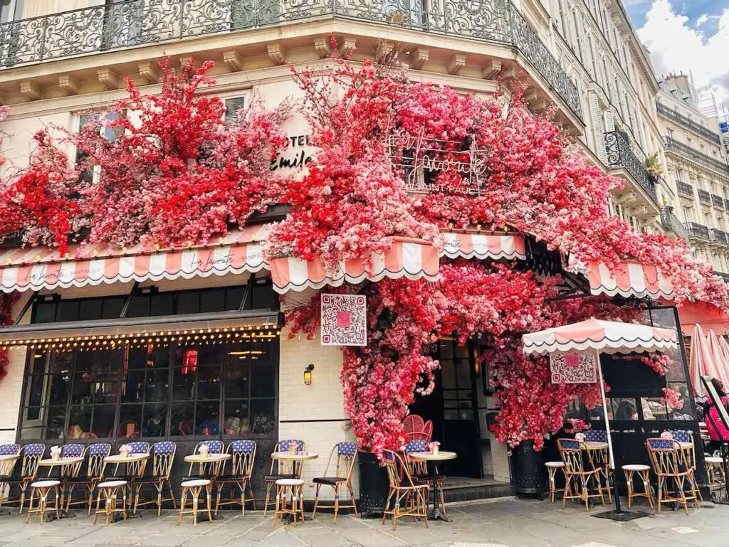 Café Emile in Paris mit vielen bunten Blumen