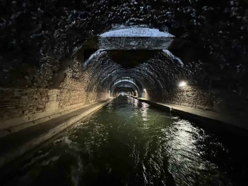 Tunnel Bastille mit dem Boot auf dem Kanal Saint-Martin