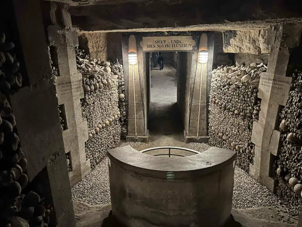 Knochen in den unterirdischen Katakomben von Paris