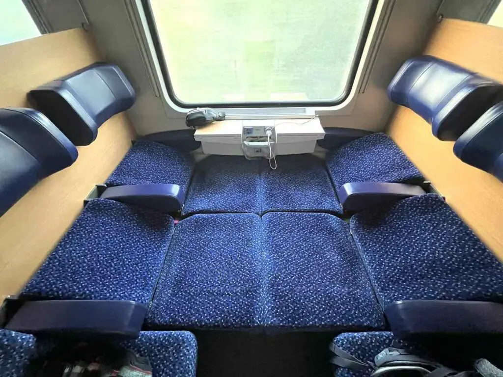 Sitze im Sitzabteil im Nachtzug umgebaut zu Liegeplätzen