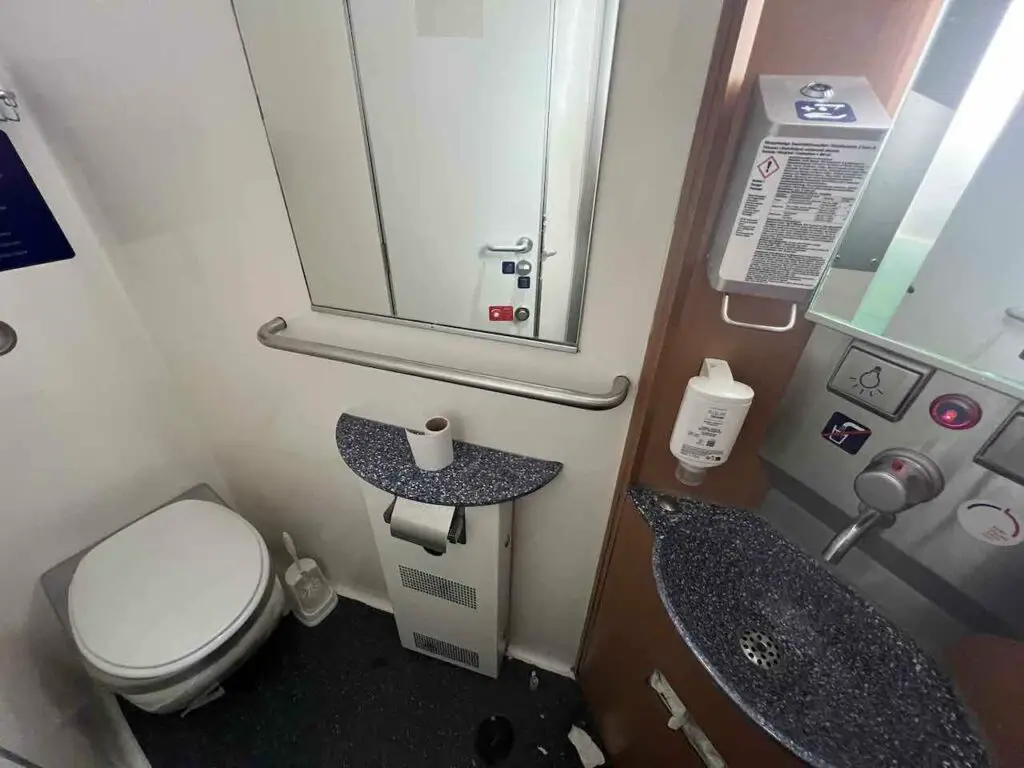 Sanitäre Einrichtungen mit WC und Waschbecken im Nightjet