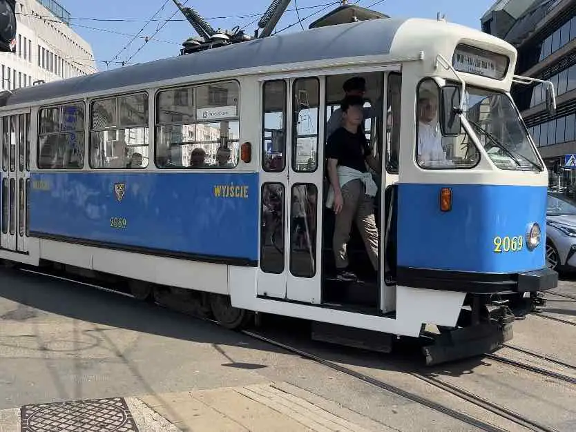 Alte Strassenbahn mit Fahrgästen in der Stadt Breslau