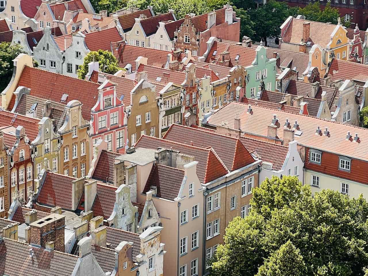 Blick auf die Dächer der Altstadthäuser in Danzig.