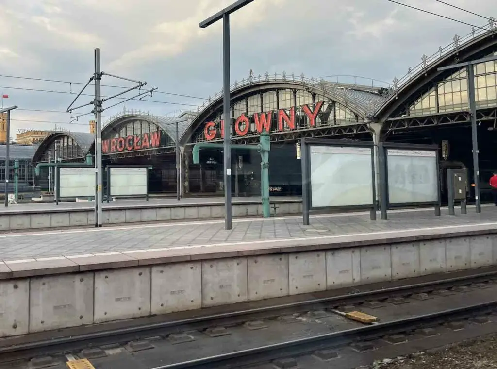 Einfahrt des Kulturzuges in den Bahnhof von Breslau in Polen