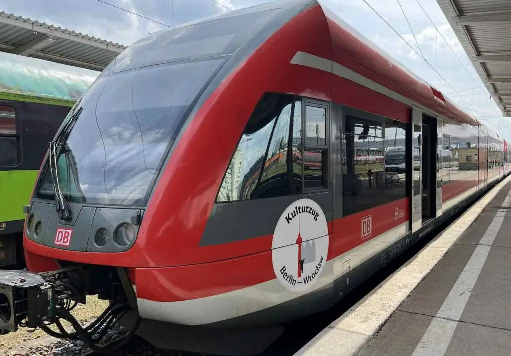 Kulturzug auf dem Bahnhof Lichtenberg in Berlin