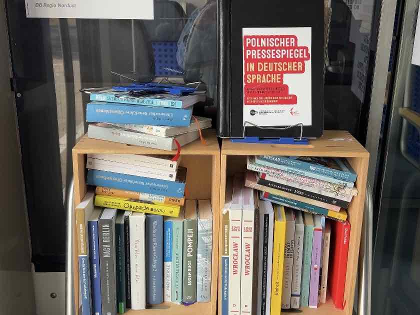 Kleine Bibliothek mit Büchern im Kulturzug nach Breslau