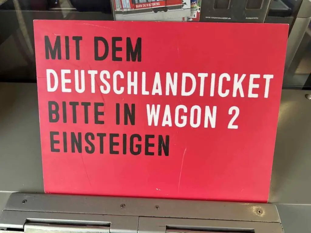 Hinweisschild im Kulturzug für Fahrer mit dem Deutschlandticket