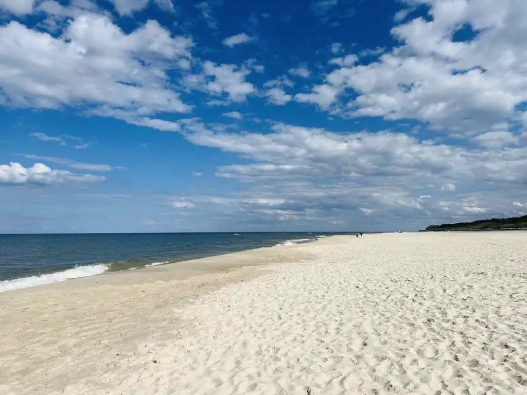 Weißer Sandstrand und Meer in Jurata auf der Halbinsel Hel in Polen