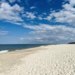 Weißer Sandstrand und Meer in Jurata auf der Halbinsel Hel in Polen