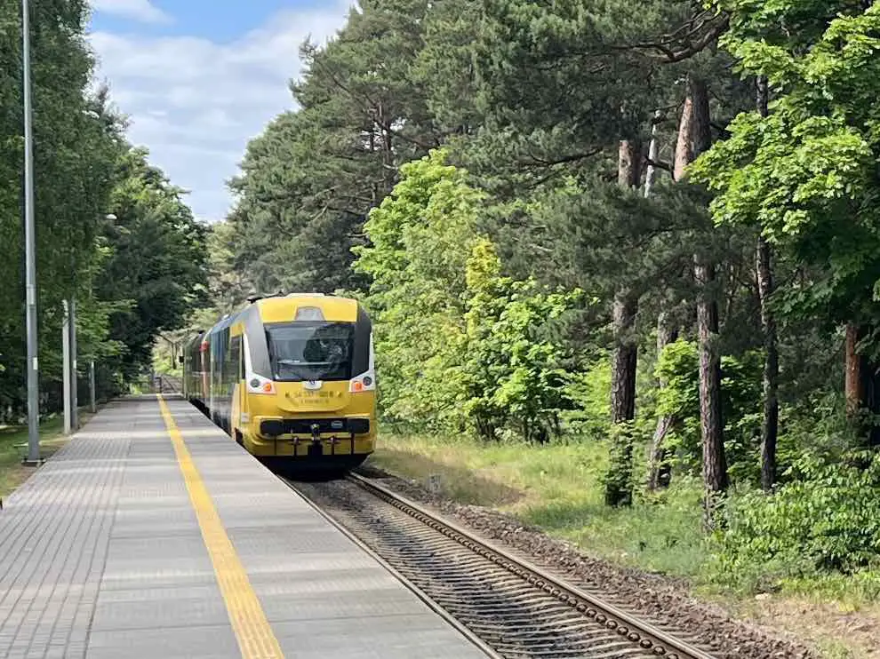 Zug am Bahnhof Jurata