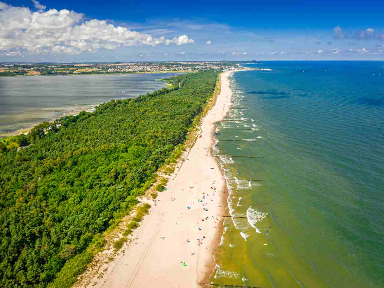 Blick von oben auf die Halbinsel Hel in Polen