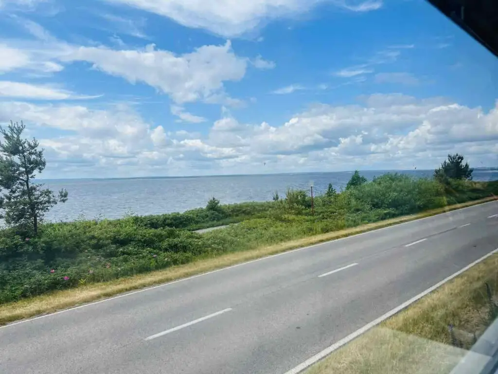 Ausblick aus dem Zug auf das Meer auf der Halbinsel Hel