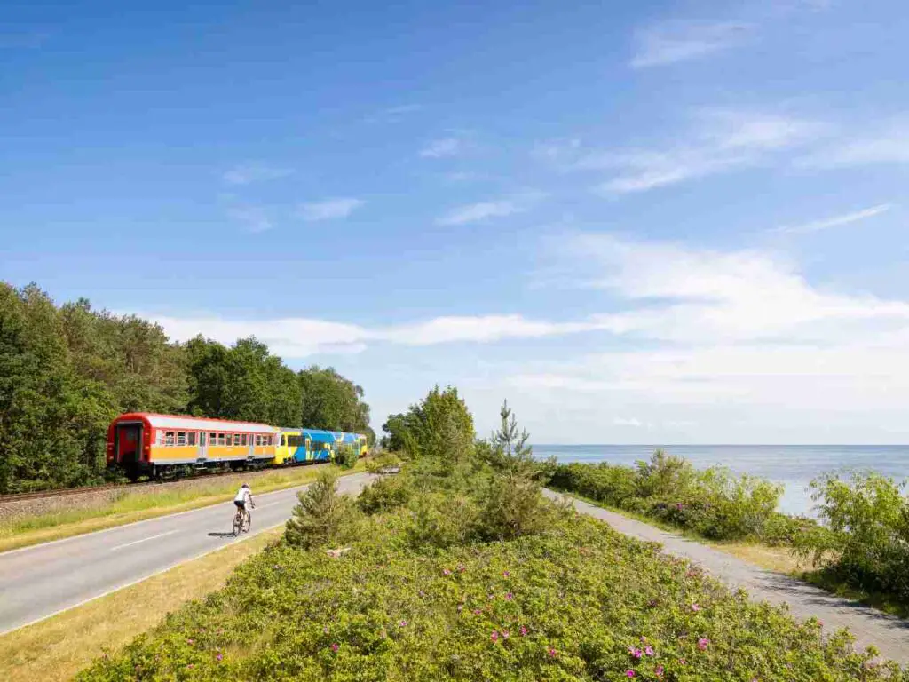 Zug fährt auf der Halbinsel Hel am Meer entlang