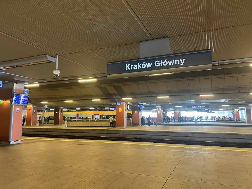 Bahnhofsschild mit der Aufschrift Krakau im Bahnhof von Krakau