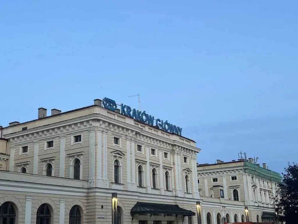 Das Bahnhofsgebäude in Krakau von außen