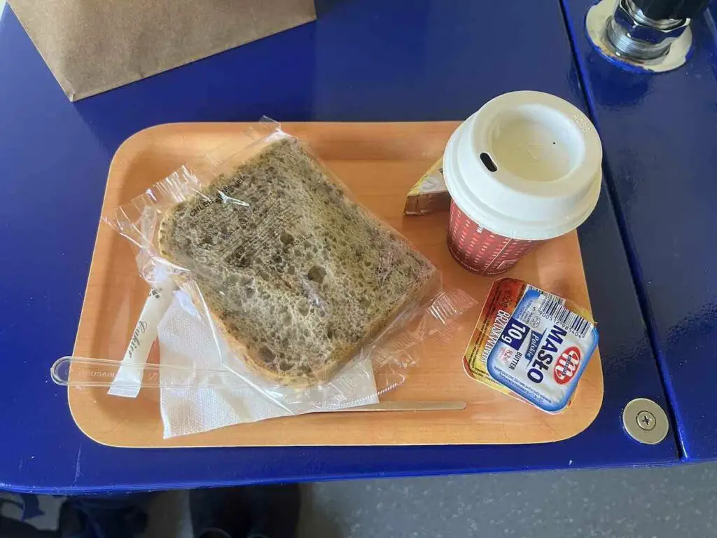 Frühstück mit Kaffee, Marmelade und Brot im Nachtzug von München nach Krakau