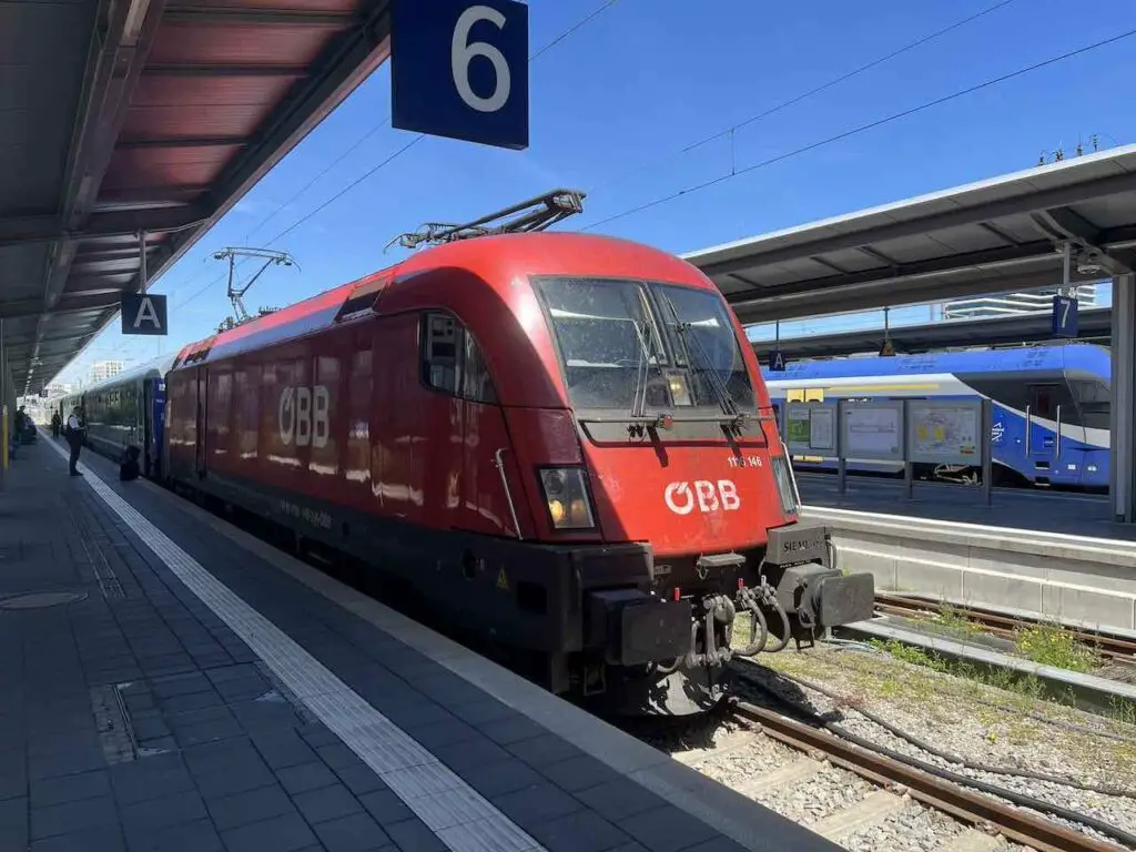 Nachtzug von Krakau nach München im Münchener Bahnhof stehend