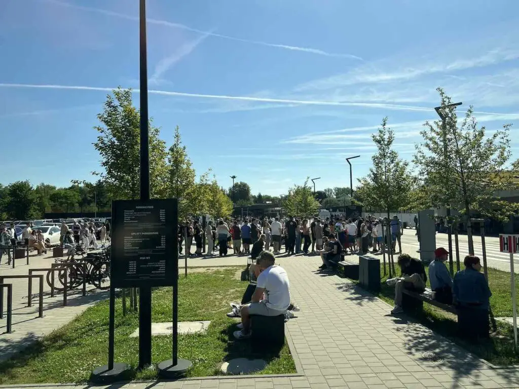 Warteschlange vor dem Eingang zum Konzentrationslager Auschwitz