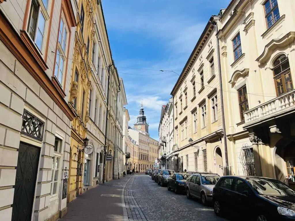 Altstadtgasse in Krakau mit vielen charmanten Altbauten links und rechts