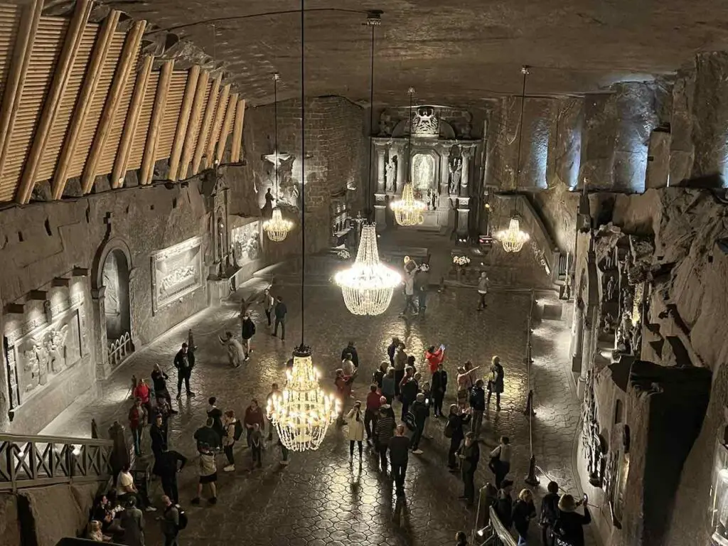 Kapelle in der Salzmine Wieliczka mit vielen Kronleuchtern