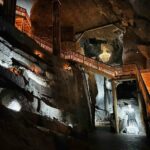 Hohe beleuchtete Treppe in der Salzmine Wieliczka bei Krakau