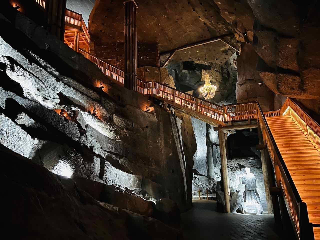 Hohe beleuchtete Treppe in der Salzmine Wieliczka bei Krakau