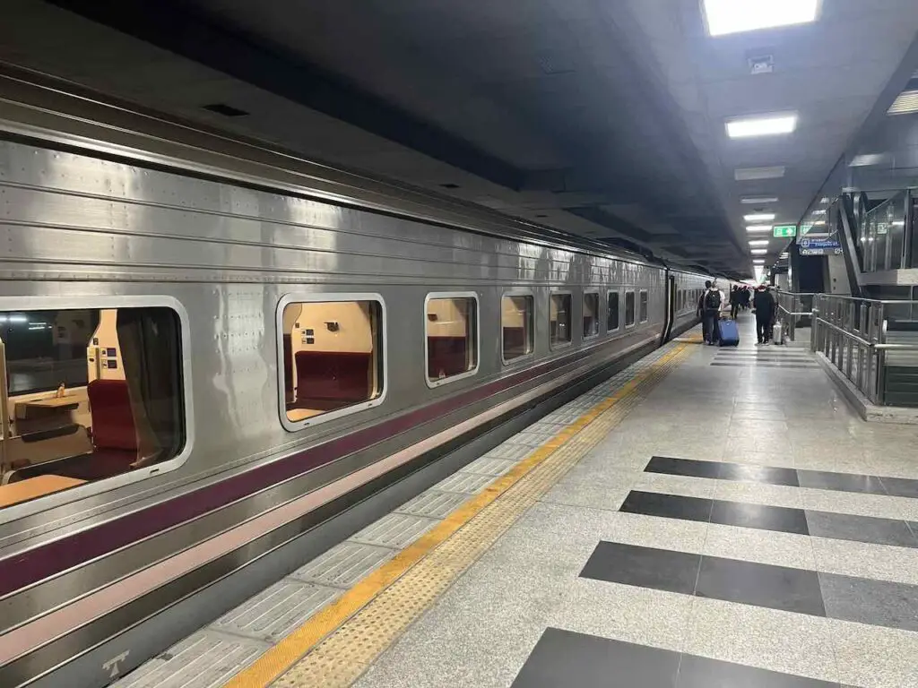 Der Nachtzug aus Chiang Mai im Bahnhof in Bangkok