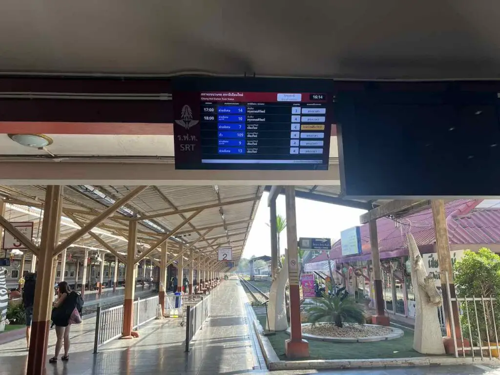 Anzeigetafel für Züge im Bahnhof von Chiang Mai