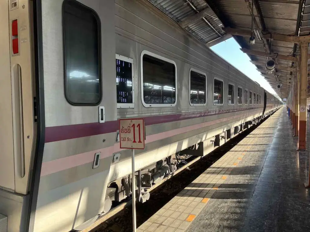 Stehender Nachtzug im Bahnhof von Chiang Mai in Thailand