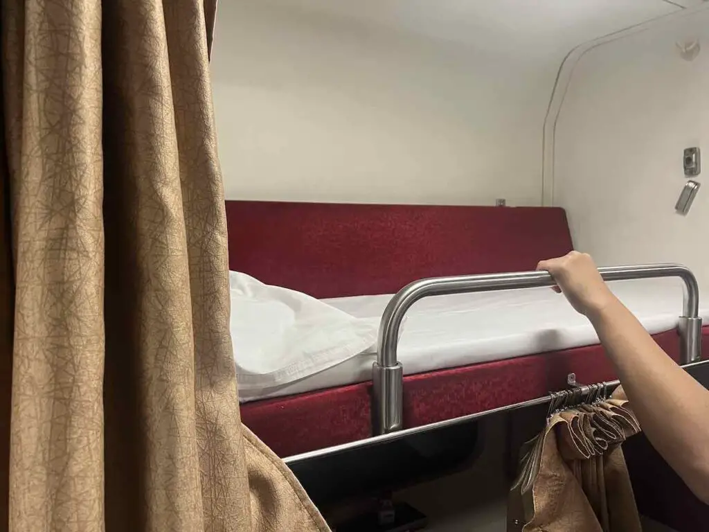 Oberes Bett im Nachtzug von Chiang Mai nach Bangkok in der 2. Klasse