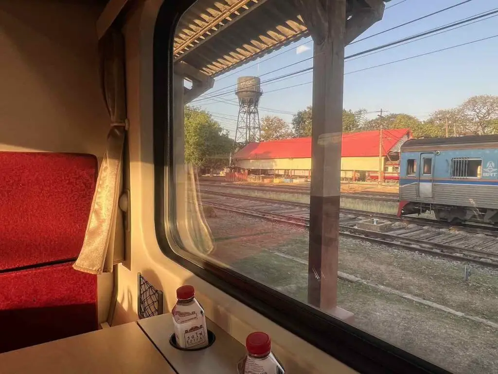 Blick aus dem Fenster im Nachtzug im Bahnhof von Chiang Mai