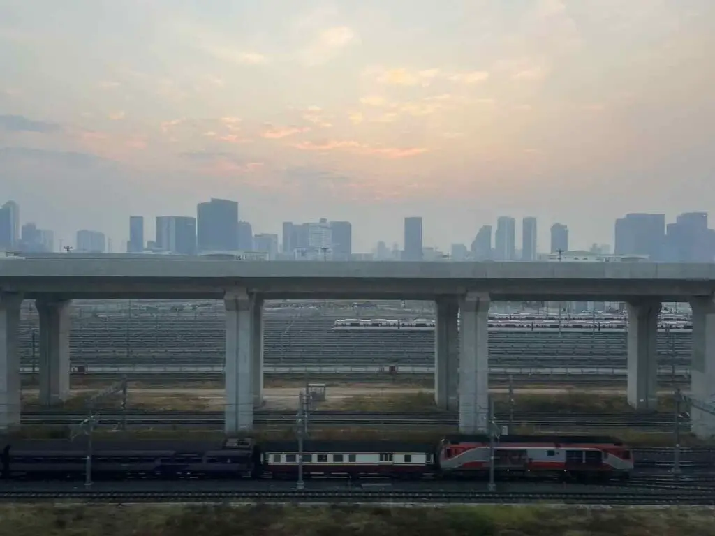 Einfahrt Bangkok Bahnhof bei Sonnenaufgang