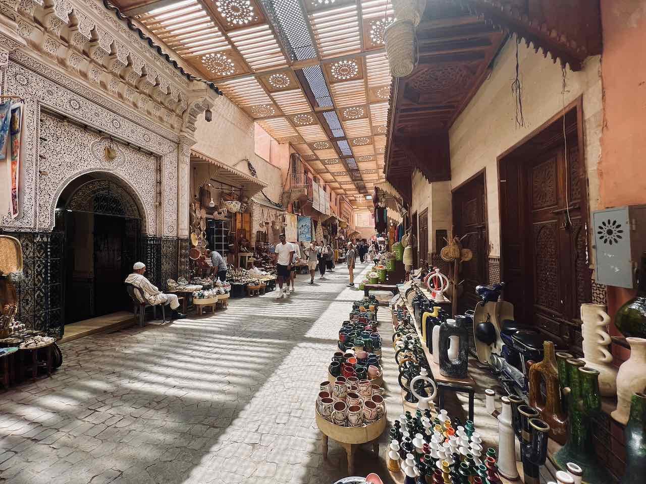 Souk in Marrakesch während Urlaubsreise in Marokko