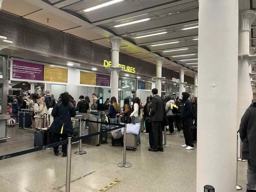 Warteschlange am Eurostar Check-in im Bahnhof St. Pancras in London