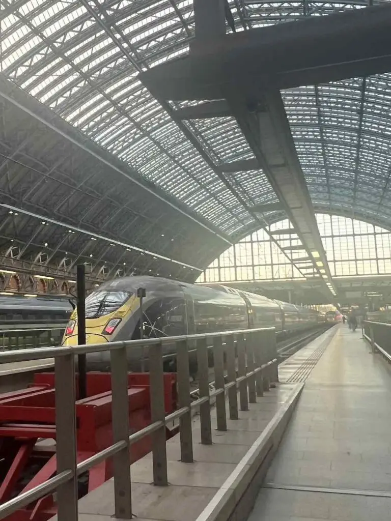 Eurostar Zug nach Ankunft im Bahnhof St. Pancras in London bei Sonnenuntergang