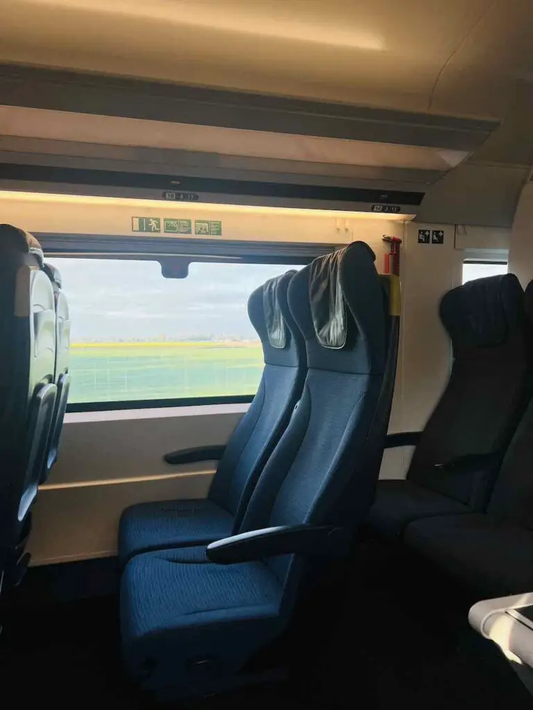 Sitzplatzreihe im Eurostar mit Blick auf die Landschaft