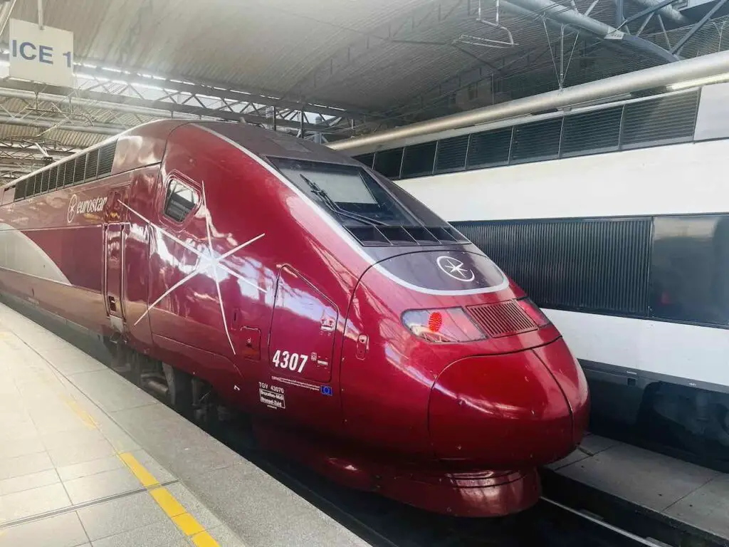 Eurostar Zug am Gleis im Bahnhof Brüssel
