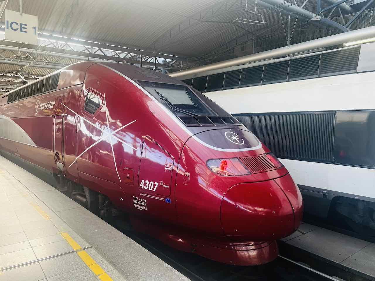 Eurostar Zug am Gleis im Bahnhof Brüssel