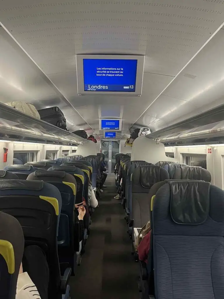 Sitzplatzreihen im Eurostar Zug von Brüssel nach London