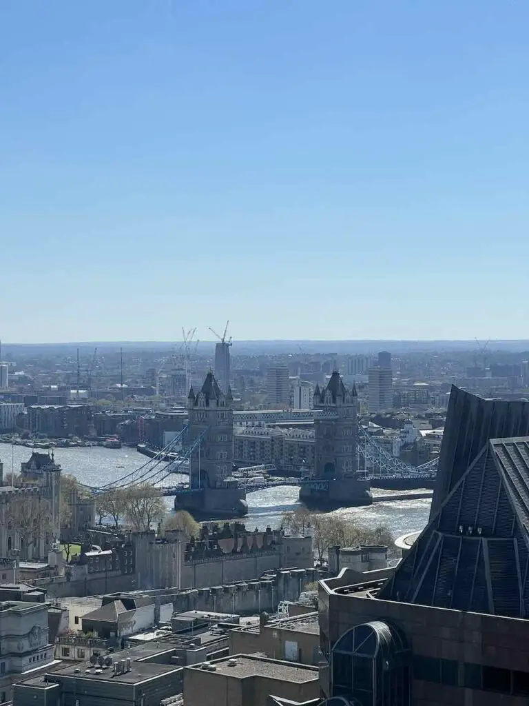 Blick auf die Tower Bridge von einer Aussichtsplattform