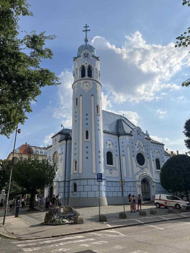 Kirche mit komplett blauer Fassade in Bratislava