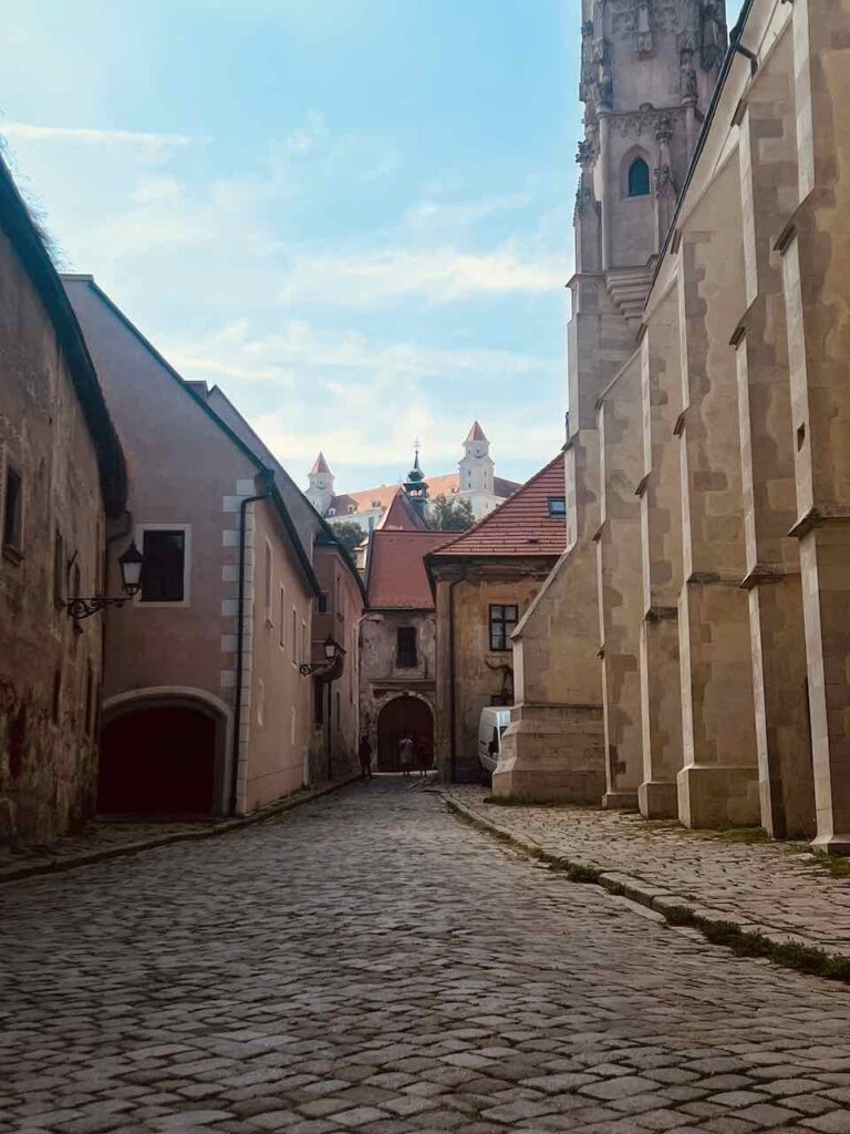 Fotospot Farska Straße in Bratislava mit Blick auf die Burg und historische Gassen