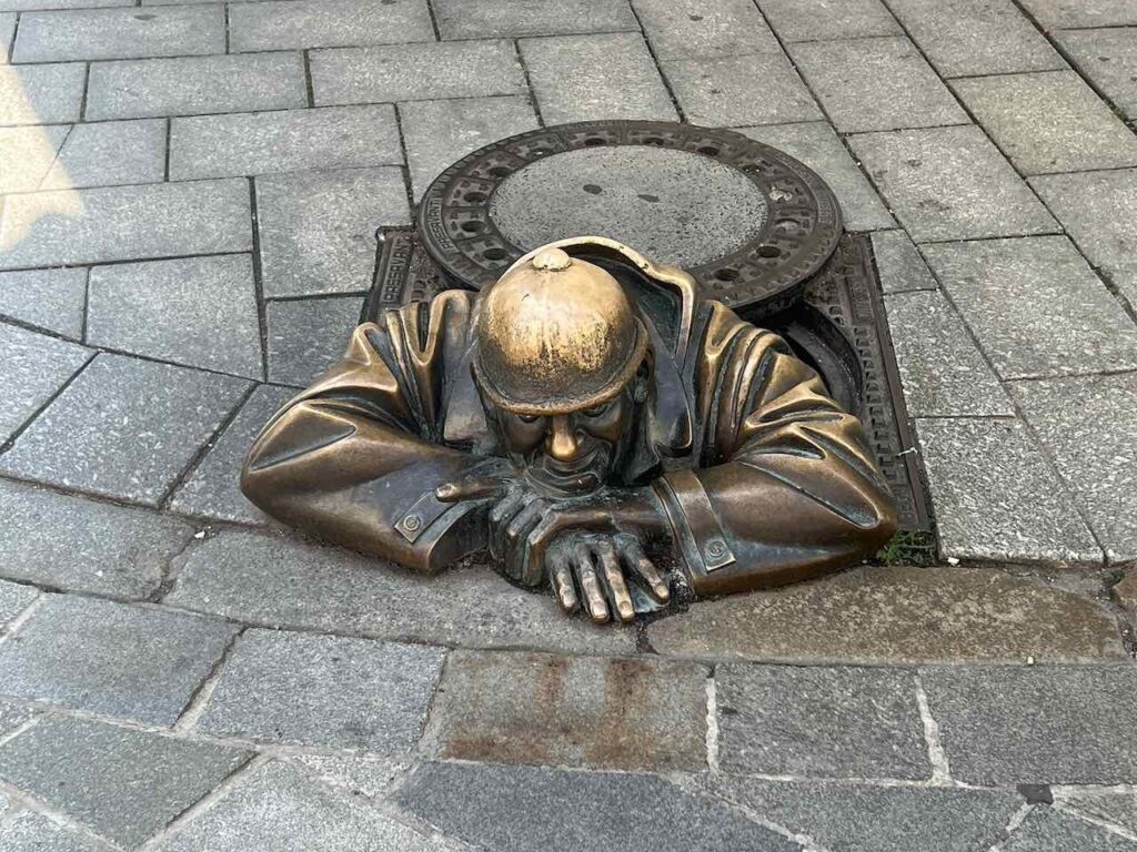 Bronzefigur der Gaffer in der Altstadt von Bratislava