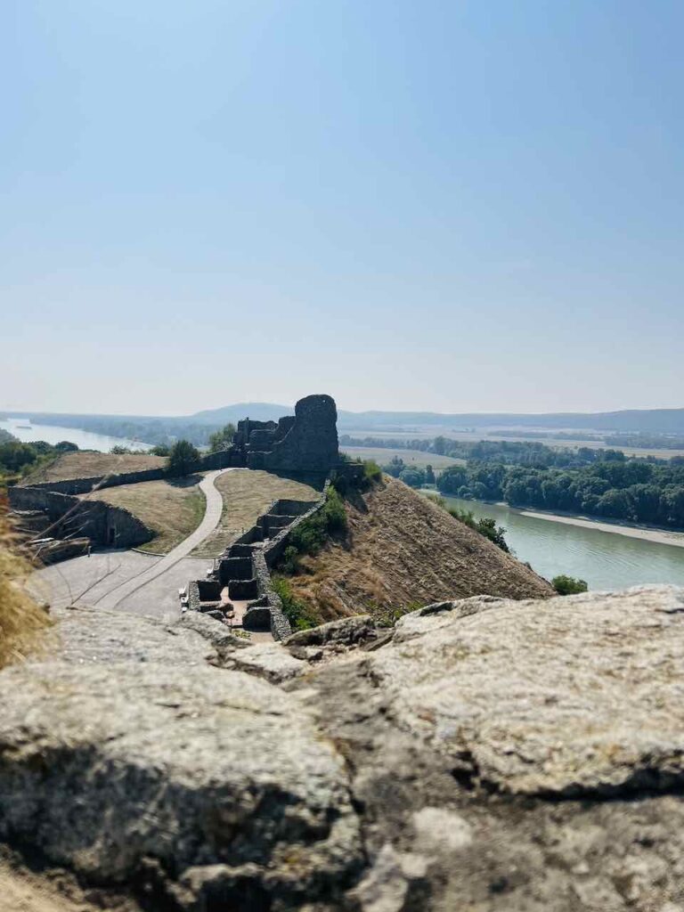 Blick auf die Burg Devin und die Donau in der Nähe von Bratislava