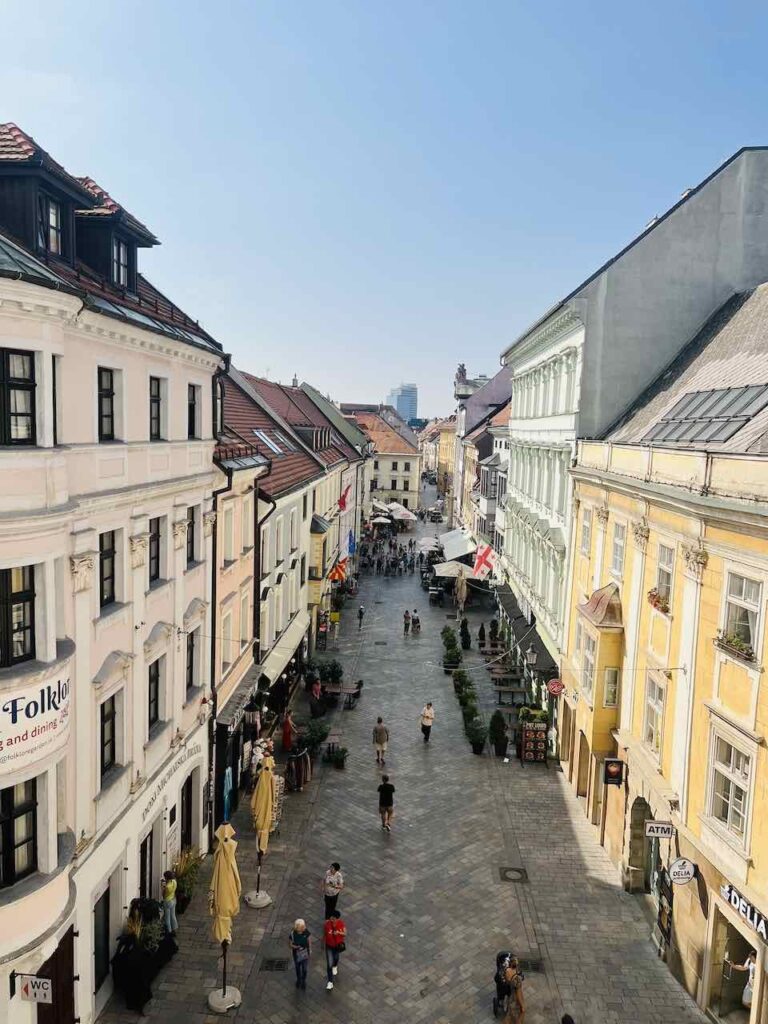 Gasse in der Altstadt von Bratislava mit historischen Häusern und Geschäften