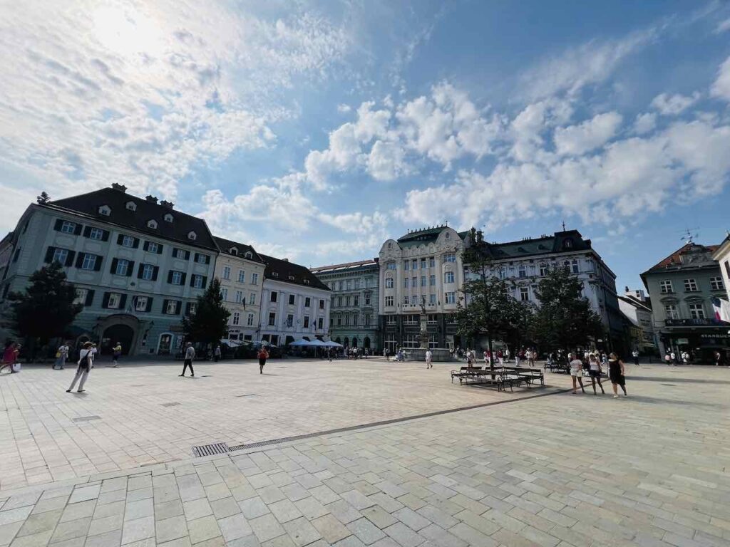 Marktplatz mit historischen Gebäuden in Bratislava