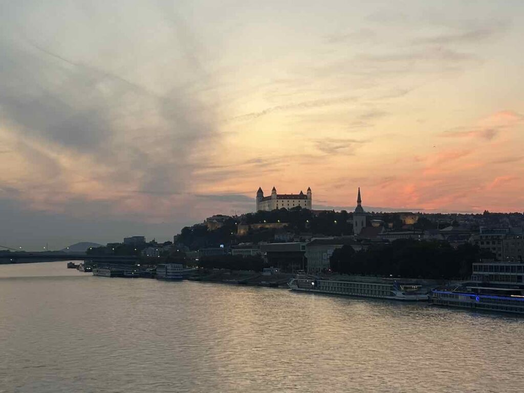 Blick auf die Burg Bratislava bei Sonnenuntergang