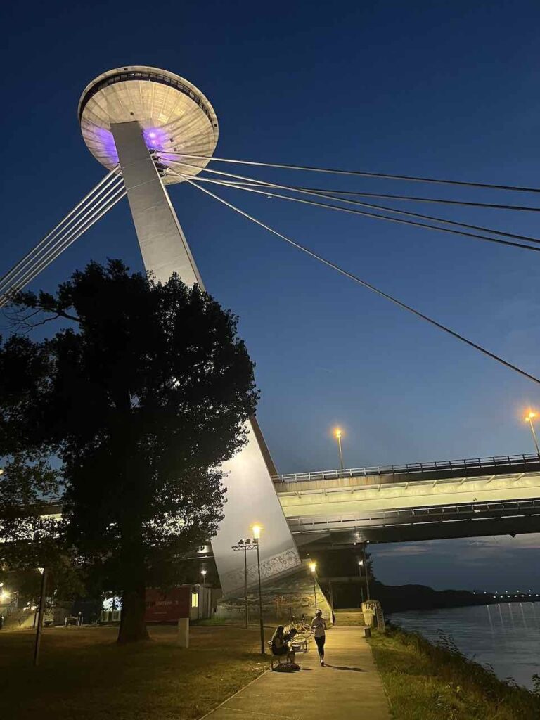Das beleuchtete Ufo bei Nacht in Bratislava