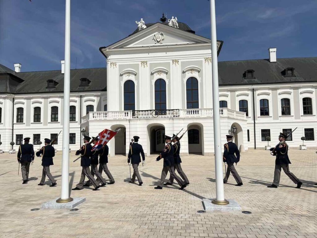 Wachablöse vor dem Präsidentenpalast in Bratislava
