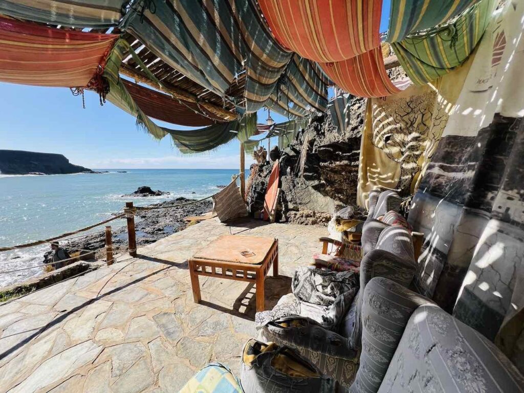 Hippes Restaurant mit bunten Tüchern im Hippie Stil auf Fuerteventura